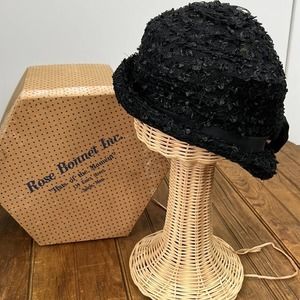 Womens 1930s black hat woven. Vintage condition.